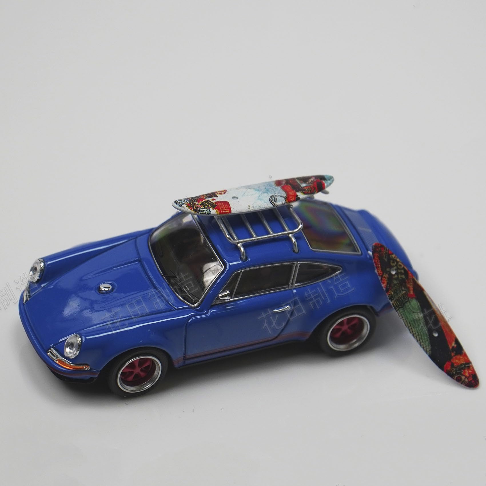 花田制造 XCARTOYS Porsche 1/64 Scale Singer 964 Pop Race Diecast Model Car, Blue with Wakeboard, S10-01