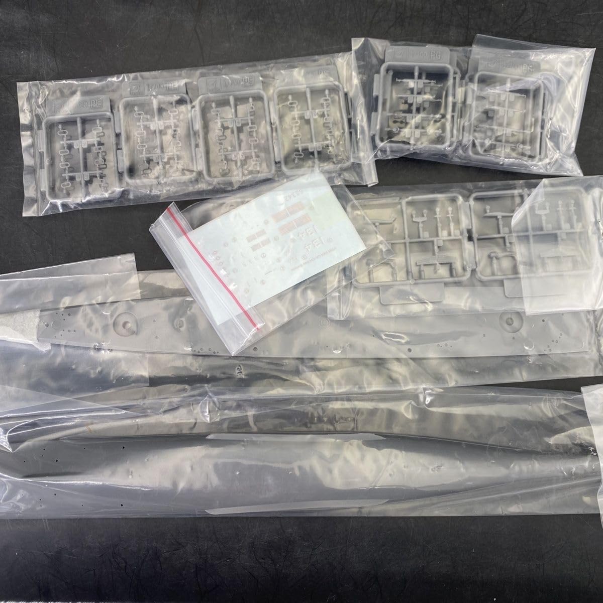 花田制造 VERYFIRE VF700907DX USS Des Moines CA-134, 1/700 Scale U.S. Navy Heavy Cruiser Model Kit with Photo-Etched Parts, Military Ship Building Set