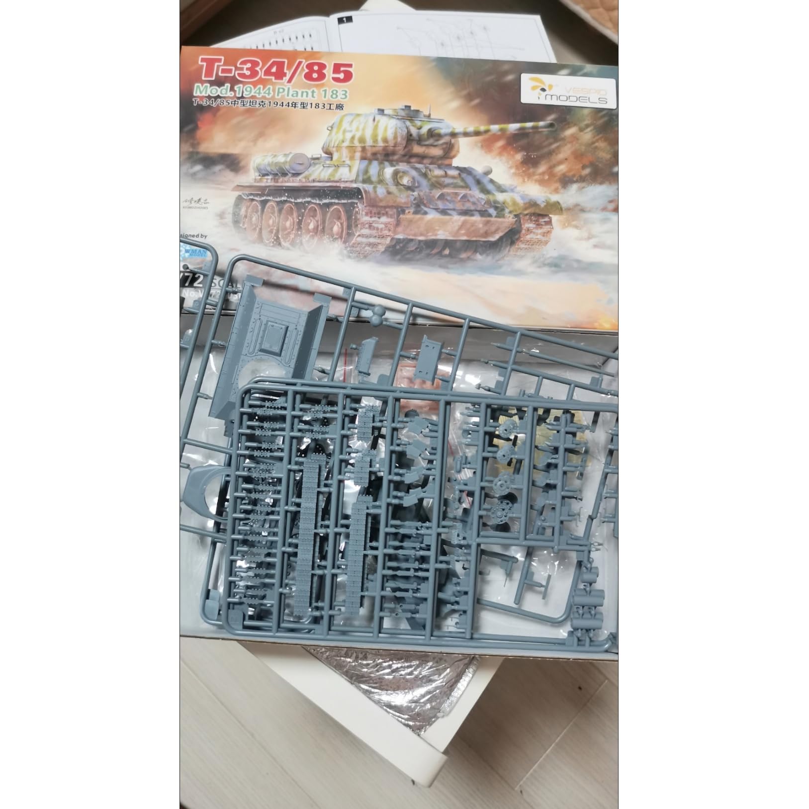 Vespid Models VS720030 T-34/85 Tank Model Kit, 1/72 Scale, Mod. 1944 Plant 183