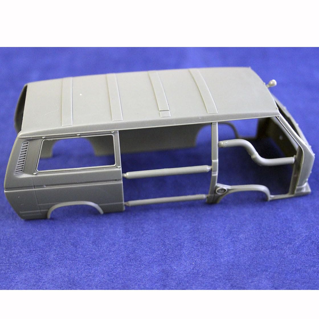 花田制造 TAKOM No.2013 Bundeswehr 1/35 Scale T3 Transporter Bus Model Kit, German Military Vehicle