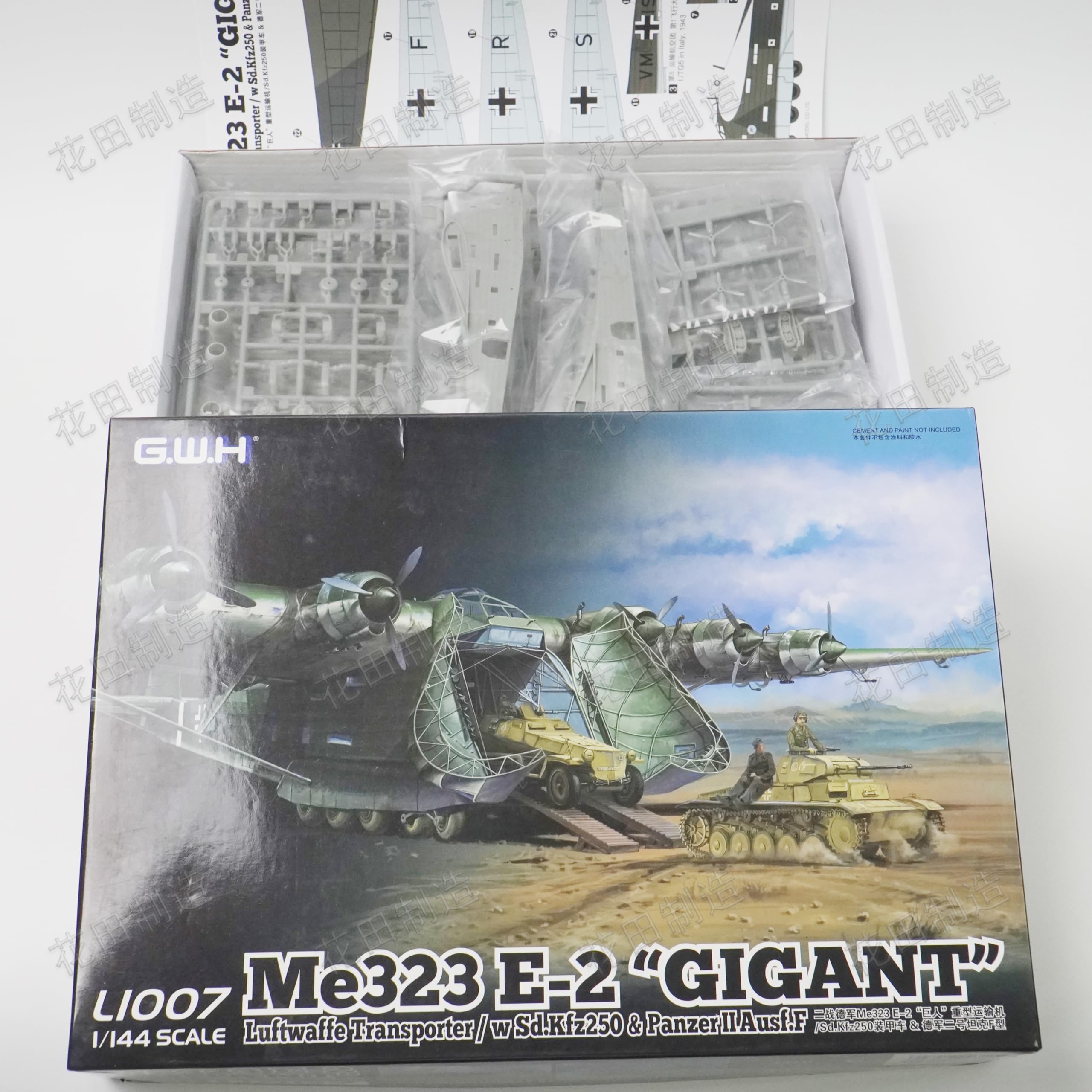 花田制造 G.W.H L1007 WWII German ME323 E-2 Gigant Lufftwaffe Transporter/w Sd.Kfz250&Panzer2Ausf.F Aircraft Model Kit 1/144 Scale