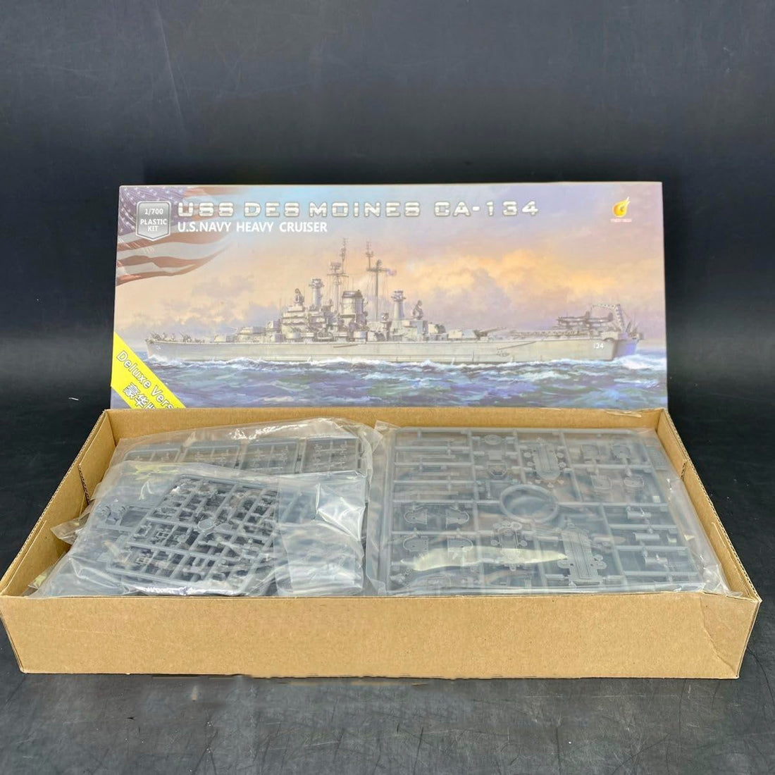花田制造 VERYFIRE VF700907DX USS Des Moines CA-134, 1/700 Scale U.S. Navy Heavy Cruiser Model Kit with Photo-Etched Parts, Military Ship Building Set
