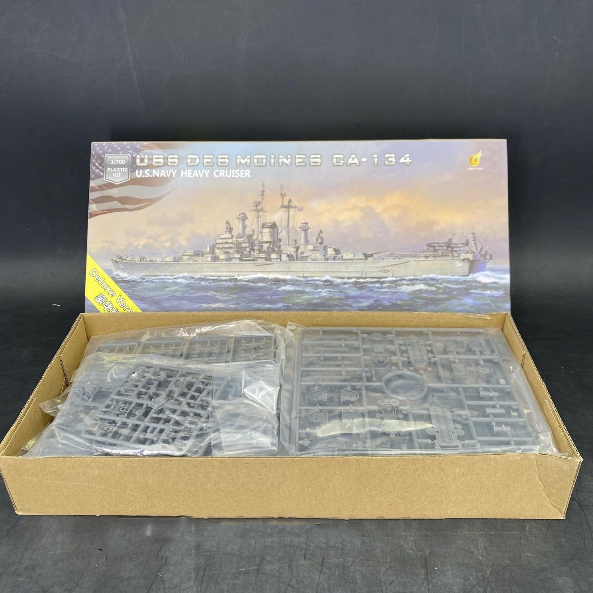 花田制造 VERYFIRE VF700907DX USS Des Moines CA-134, 1/700 Scale U.S. Navy Heavy Cruiser Model Kit with Photo-Etched Parts, Military Ship Building Set