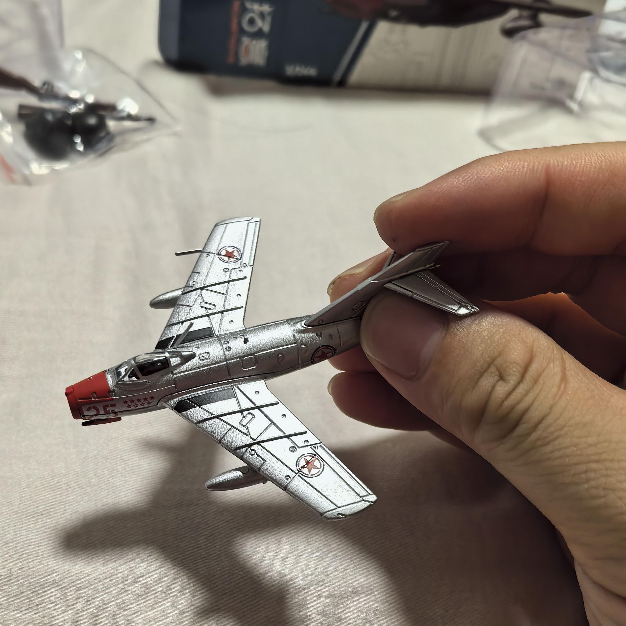 花田制造 XCARTOYS G025-1 Mikoyan MiG-15 Fighter Jet Model 1/144 Scale