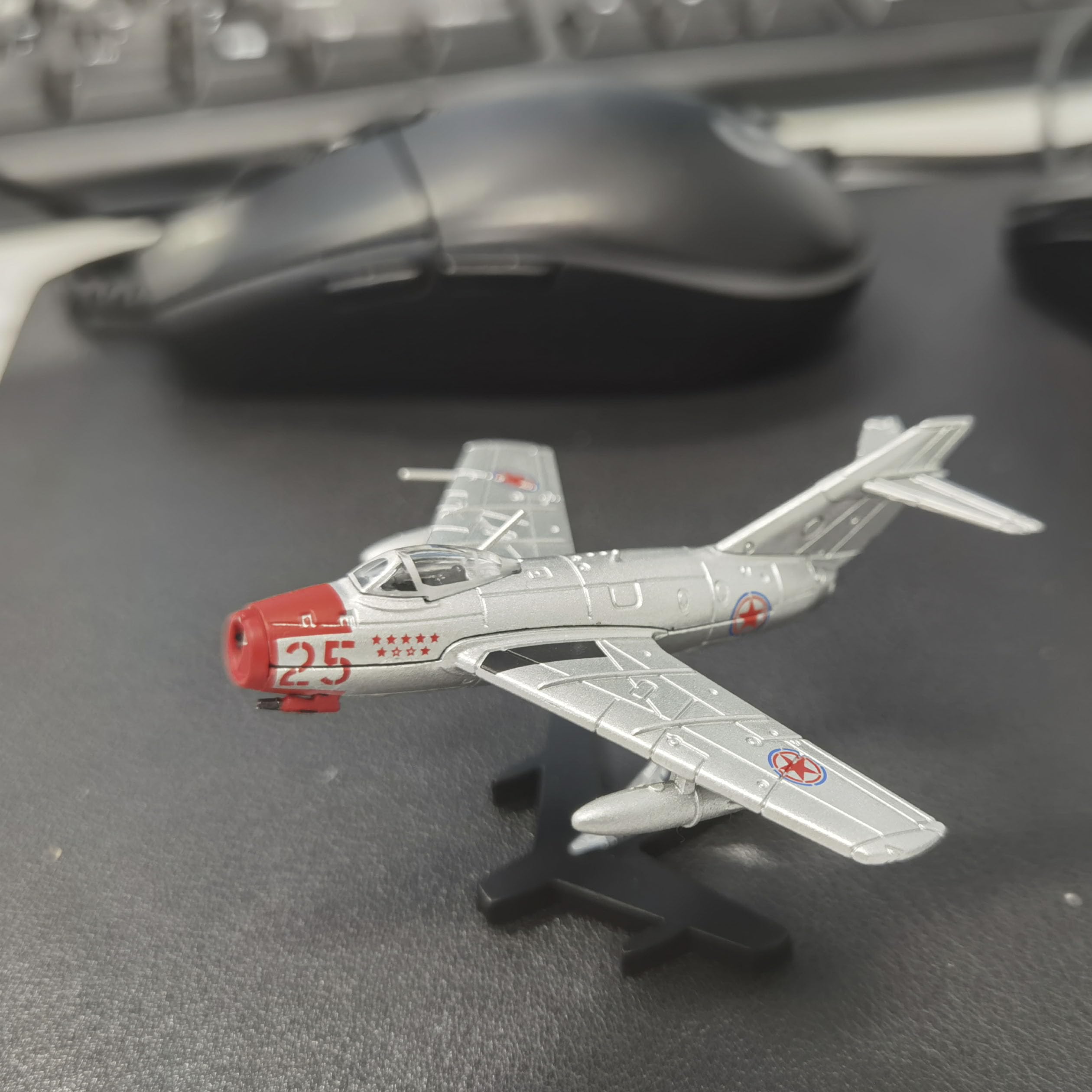 花田制造 XCARTOYS G025-1 Mikoyan MiG-15 Fighter Jet Model 1/144 Scale