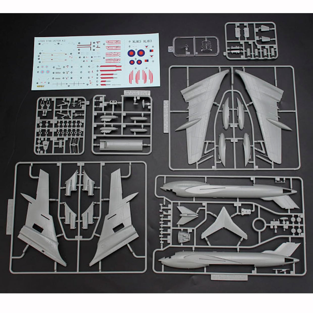 花田制造 GWH L1005 RAF Victor K.2 Tanker Aircraft Model Kit, 1/144 Scale, Military Airplane
