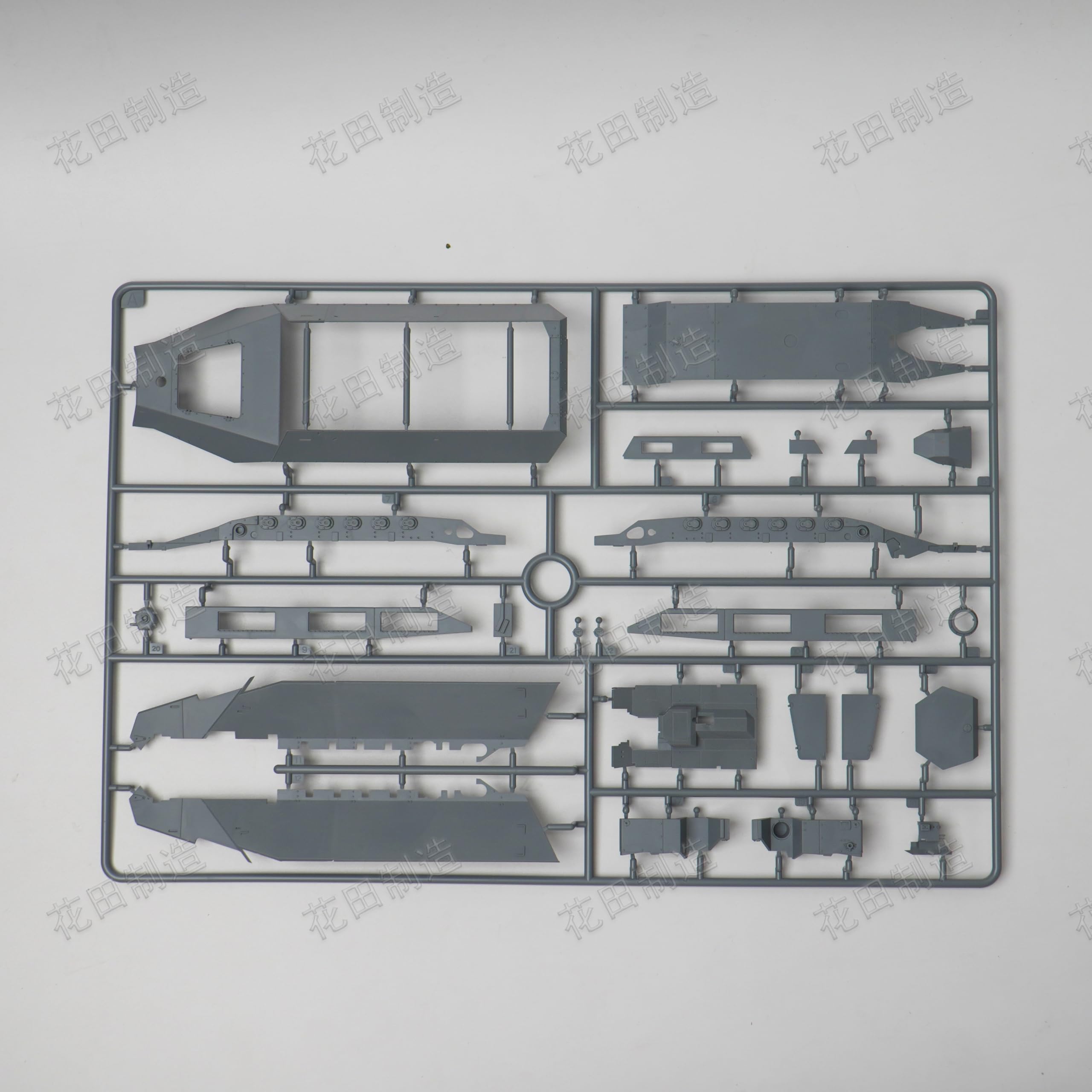 花田制造 Snow Man Sd.Kfz.251/1 Ausf.D Late Production 1/35 Scale Model Kit with Full Interior, GMHS 2024 Special Edition Soldier Model