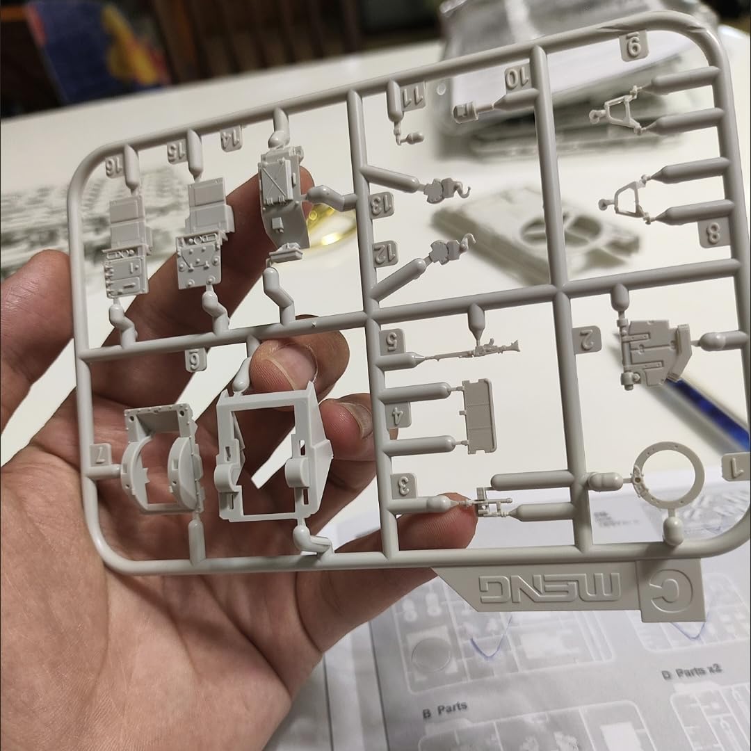 Meng 72-008 German Panzerhaubitze 2000 Self-Propelled Howitzer Model Kit, 1/72 Scale
