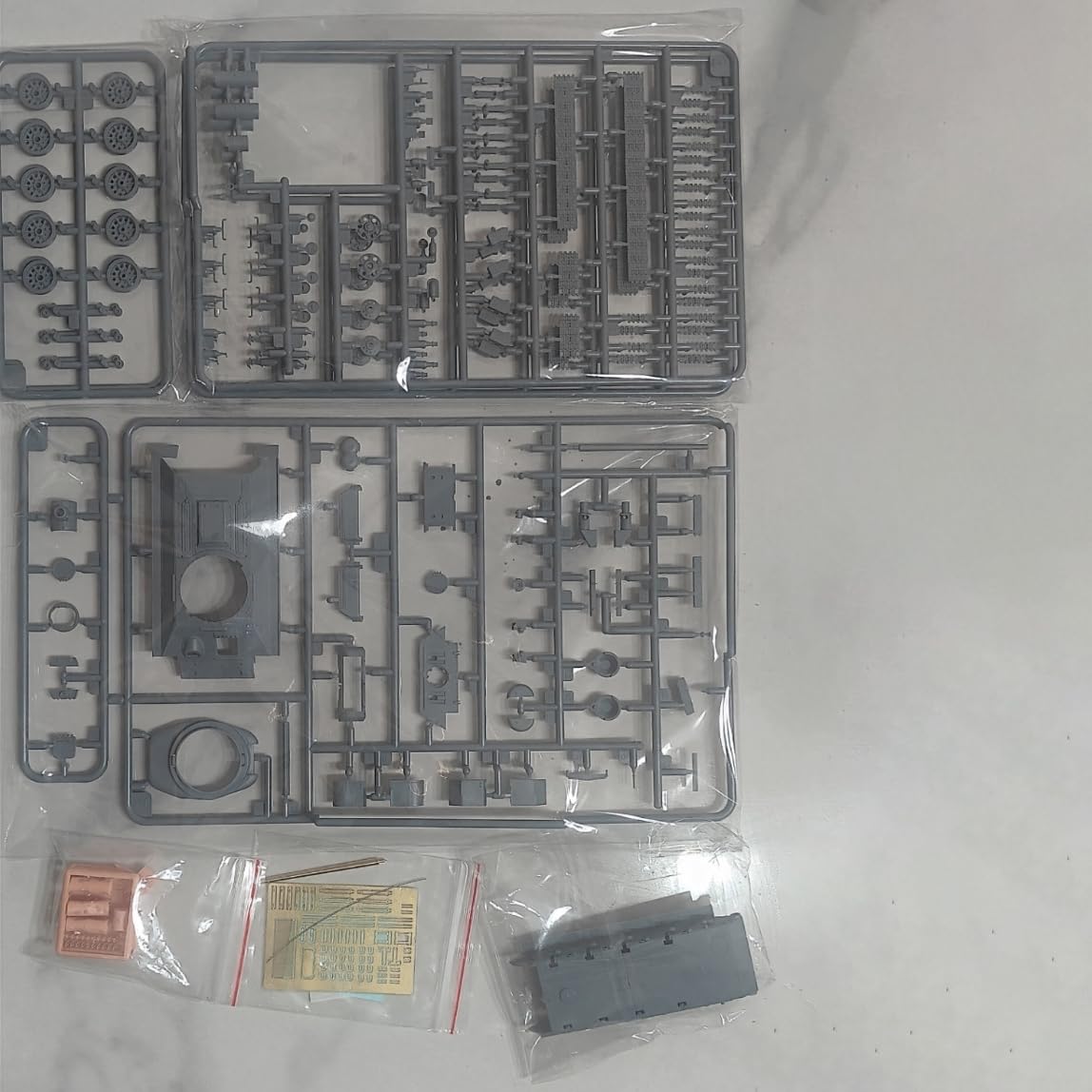 Vespid Models VS720030 T-34/85 Tank Model Kit, 1/72 Scale, Mod. 1944 Plant 183
