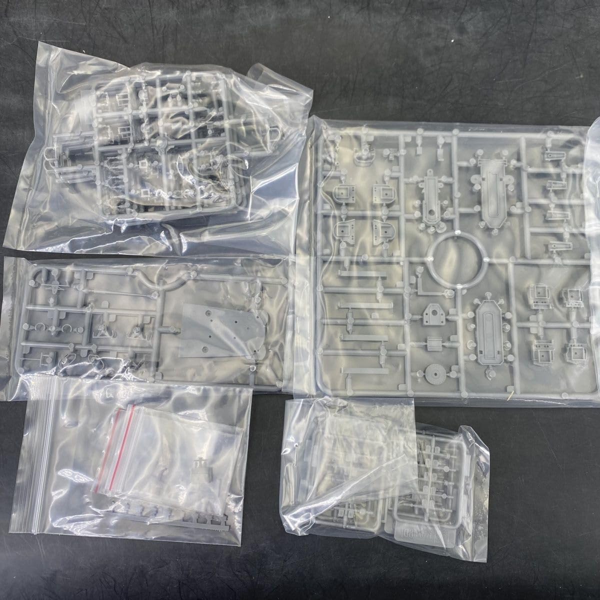 花田制造 VERYFIRE VF700907DX USS Des Moines CA-134, 1/700 Scale U.S. Navy Heavy Cruiser Model Kit with Photo-Etched Parts, Military Ship Building Set