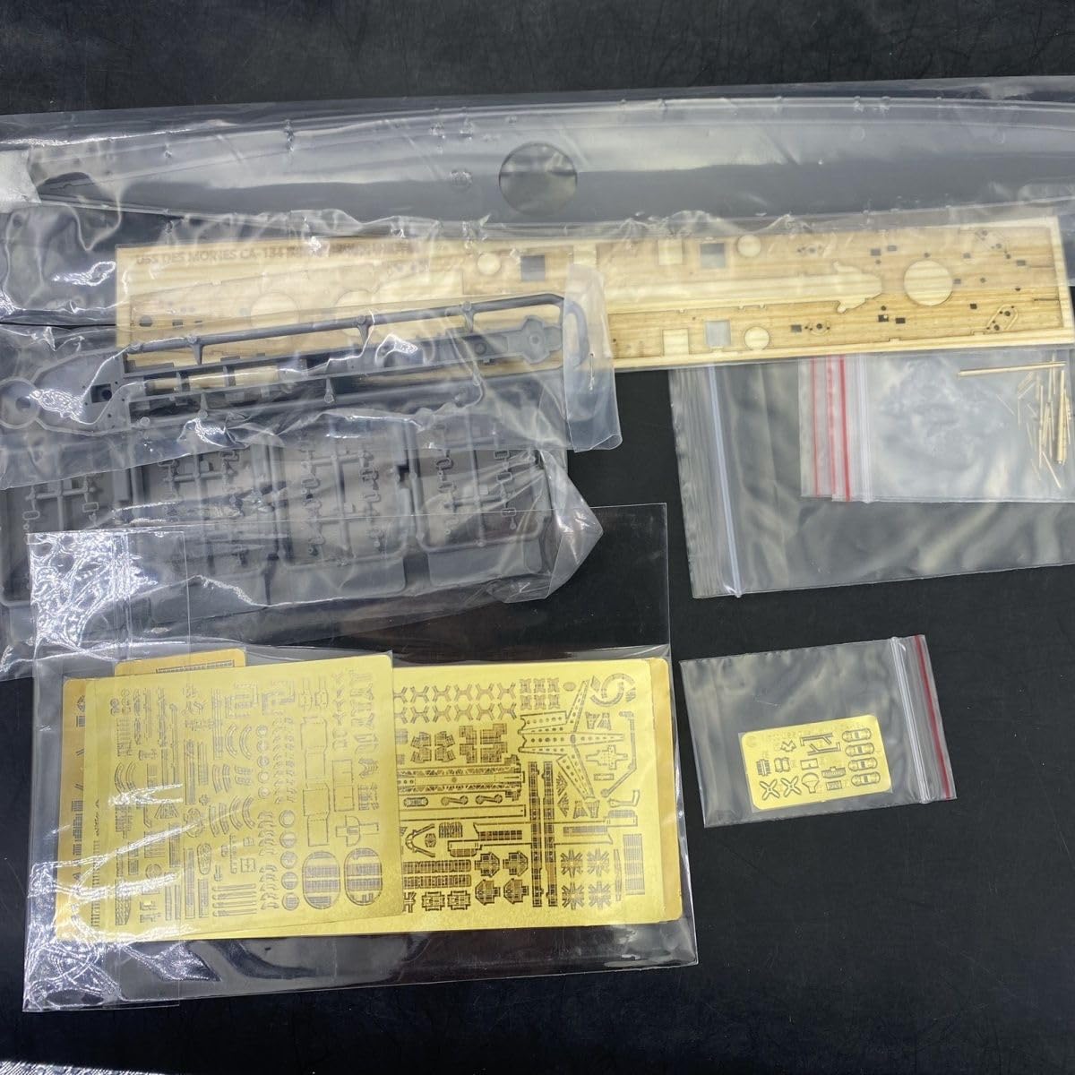 花田制造 VERYFIRE VF700907DX USS Des Moines CA-134, 1/700 Scale U.S. Navy Heavy Cruiser Model Kit with Photo-Etched Parts, Military Ship Building Set