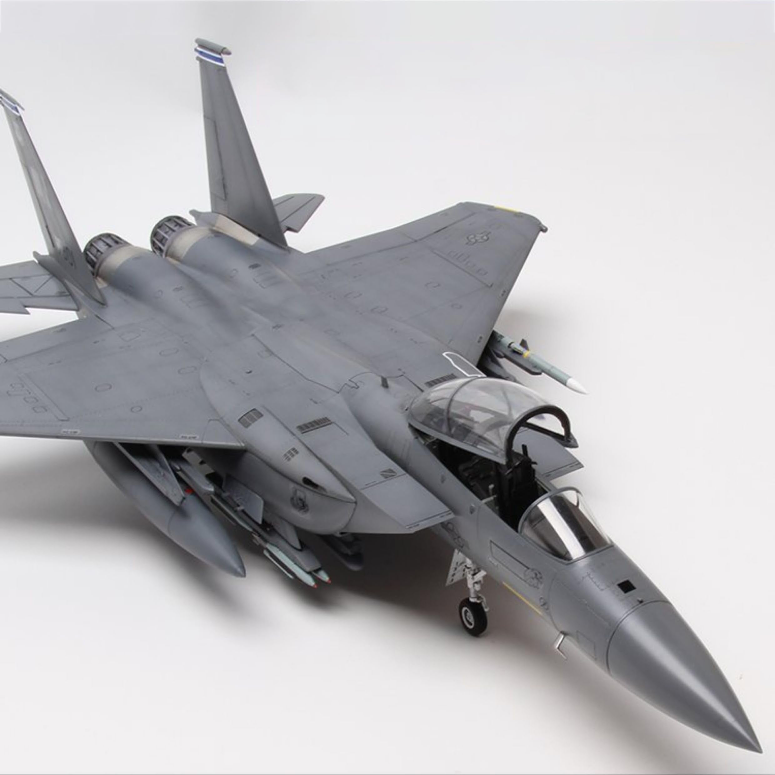 花田制造 GWH L4822 F-15E Strike Eagle Dual Roles Fighter Model Kit, 1/48 Scale Military Aircraft with Ground Attack Weapons, Grey Plastic Assembly Kit