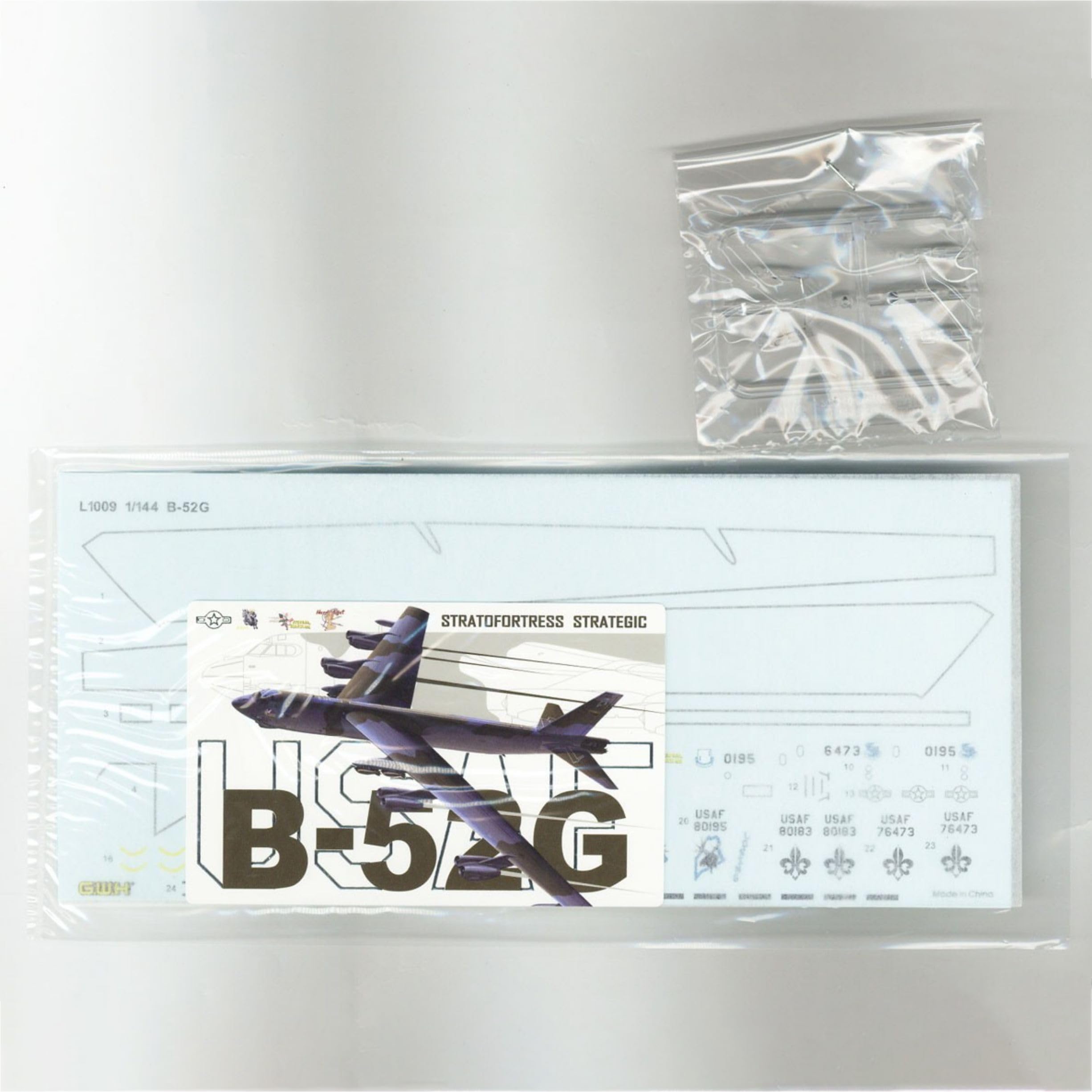 花田制造 GWH L1009 B-52G Stratofortress Strategic Bomber Model Kit, 1/144 Scale Military Aircraft, Grey Plastic Assembly Kit with Decals