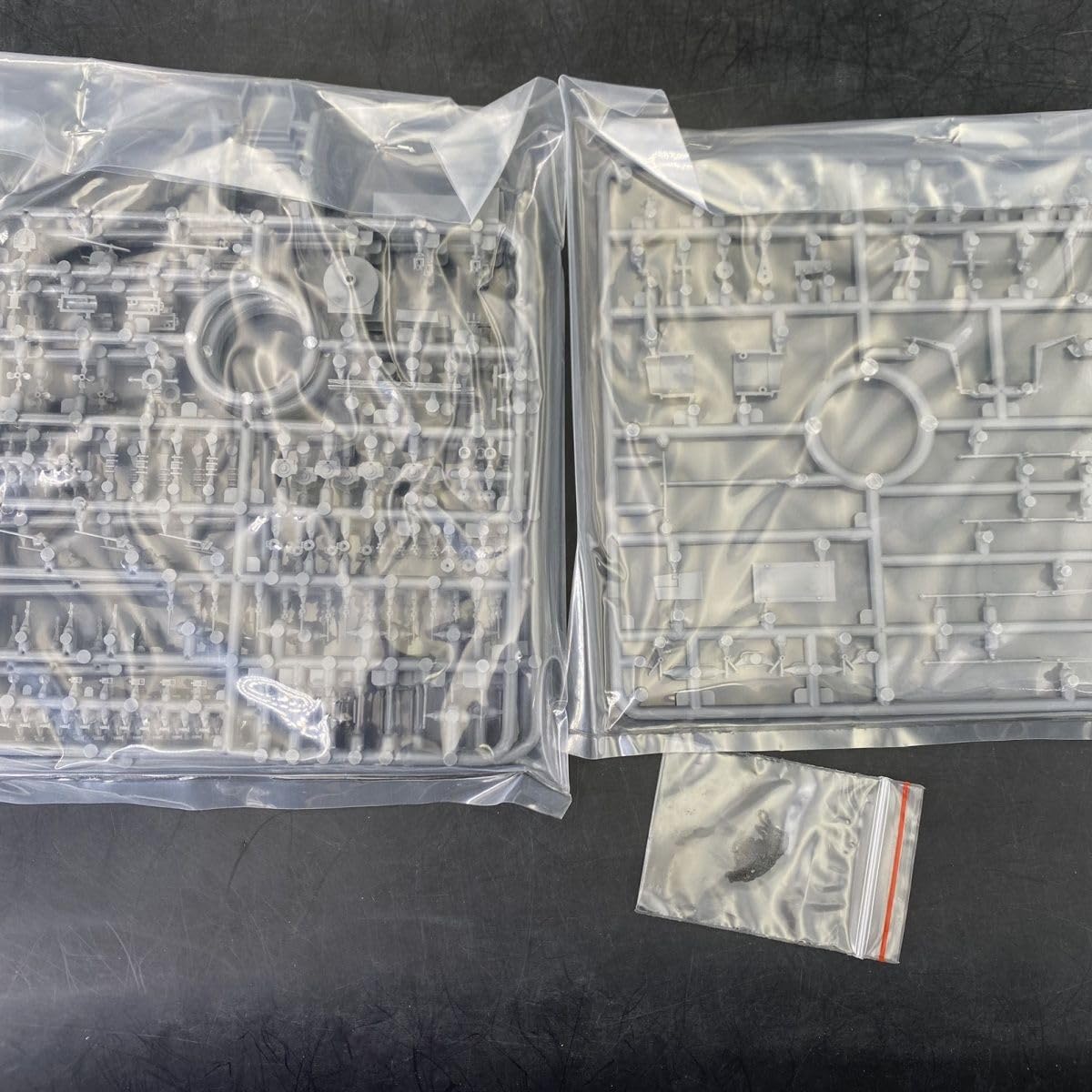 花田制造 VERYFIRE VF700907DX USS Des Moines CA-134, 1/700 Scale U.S. Navy Heavy Cruiser Model Kit with Photo-Etched Parts, Military Ship Building Set